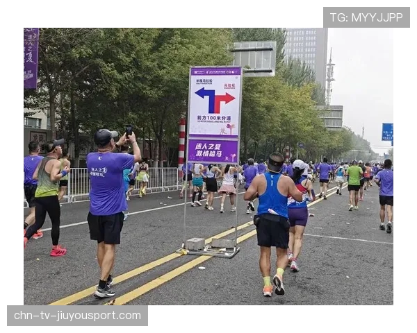 马拉松有选手背着吉他跑完全程，终点坐地现场自弹自唱，马拉松背自己的包吗